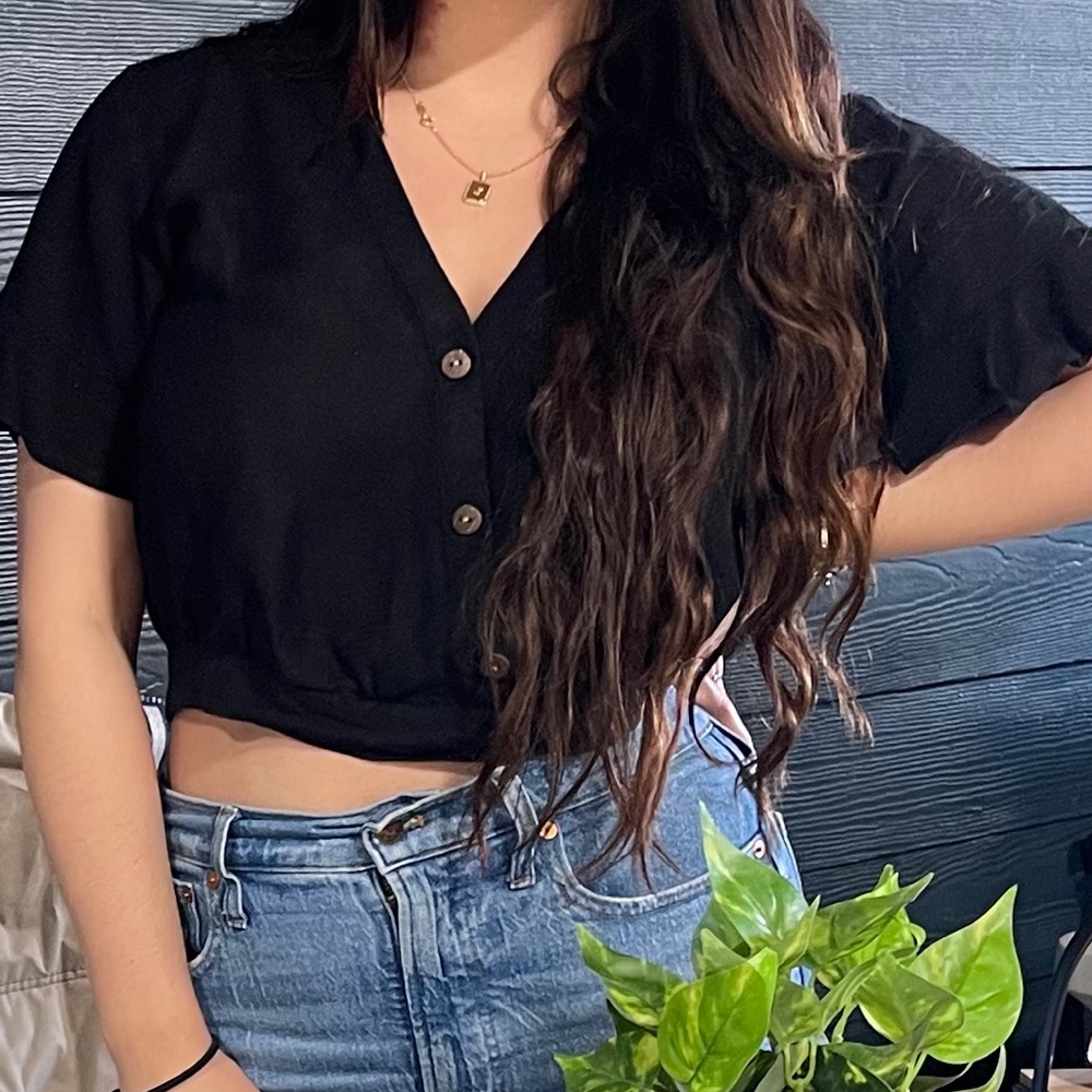 Cropped black Ruffled Blouse - Picture 3 of 3